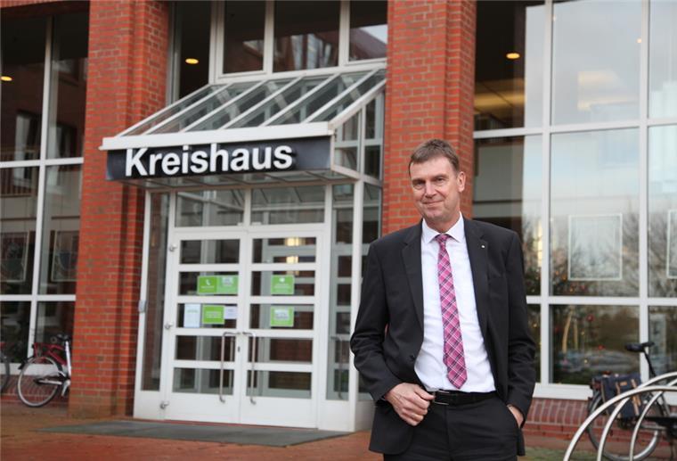 Cuxhaven: Landrat Bielefeld macht das Kreishaus dicht Kai-Uwe Bielefeld, Landrat des Landkreises Cuxhaven, steht vor dem Kreishaus.