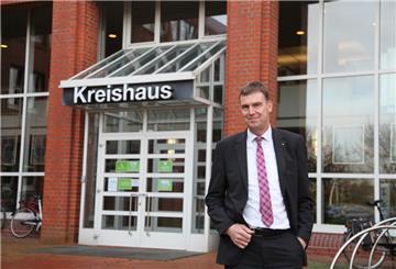 Kai-Uwe Bielefeld, Landrat des Landkreises Cuxhaven, steht vor dem Kreishaus.