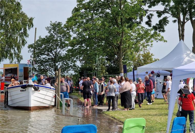 Beste Stimmung im idyllischen Hafen Die Ankunft des Börtebootes No. 3 war einer der Höhepunkte am Nachmittag.