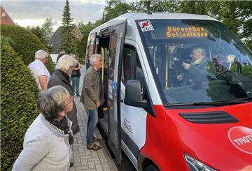Die Anschaffung neuer Busse steht an. Vor Beginn der Hauptversammlung besichtigten die Mitglieder den Stadlander Bürgerbus, der ihnen aber ein zu kurzes Chassis hat.