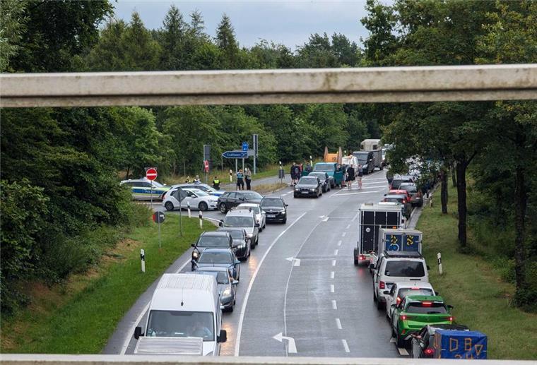 Anreise zum Deichbrand-Festival: Auf der A27 staut es sich schon am Vormittag Die Anschlussstelle Nordholz der A27 ist bereits verstopft. Hier ist Geduld gefragt.