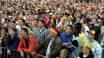 Die Anspannung ist zu greifen: Public Viewing beim Gruppenspiel gegen die USA be...