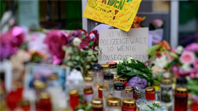 Tödliche Polizeischüsse: Tausende bei Kundgebung Die Anteilnahme nach den tödlichen Schüssen aus einer Polizeiwaffe auf den 21 Jahre alten Lorenz in Oldenburg ist groß.