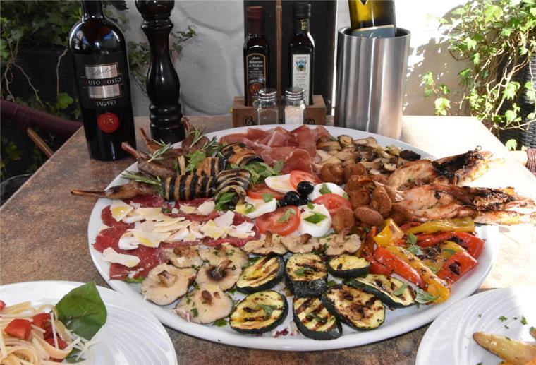 Im „Santa Lucia“ laufen die Gäste Gefahr, die Zeit zu vergessen und den Sommer zu genießen Antipasti auf einem Teller