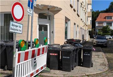 Die Anwohner der Rutenbergstraße sind sauer: Seit Tagen wird der Müll nicht abgeholt. 
