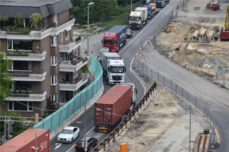 So eng ist es an der Hafentunnelbaustelle Die Anwohner des Wohnhauses am Jägerhof (links im Bild) hatten erfolglos gegen diese Streckenführung geklagt.