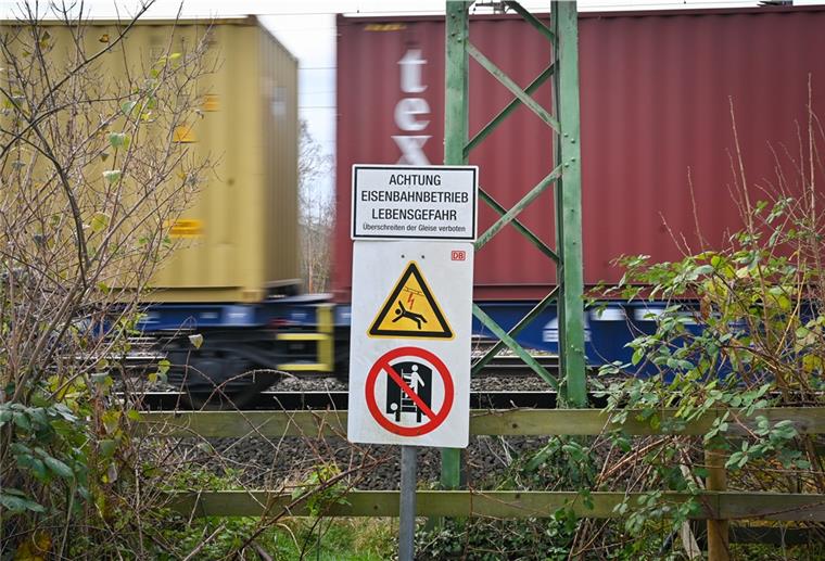 Bremerhaven: Lärmschutz für Daimlerstraße Die Anwohner in der Daimlerstraße, die parallel zur Bahntrasse verläuft, sollen künftig weniger vom Schienenlärm gestört werden.
