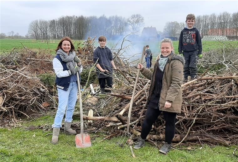 Anwohner vom Heetweg in Nordenham retten ihr Osterfeuer Die Anwohner vom Heetweg tragen auf die Schnelle ein neues Osterfeuer zusammen.