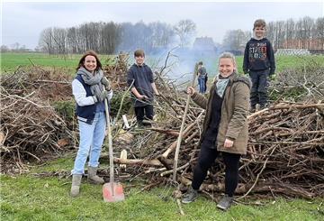 Die Anwohner vom Heetweg tragen auf die Schnelle ein neues Osterfeuer zusammen.