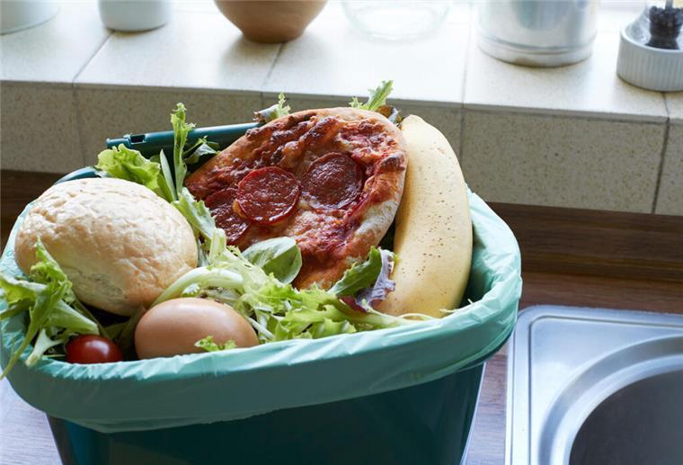Lebensmittelverschwendung: So viel wird pro Kopf weggeworfen Essen im Mülleimer.