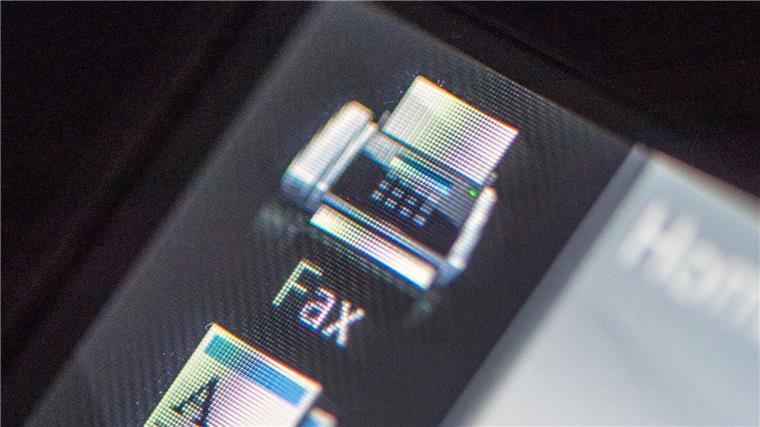 Kein Abschied von Faxgeräten in Behörden in Sicht Die Anzeige eines Faxgeräts, aufgenommen in Straubing.