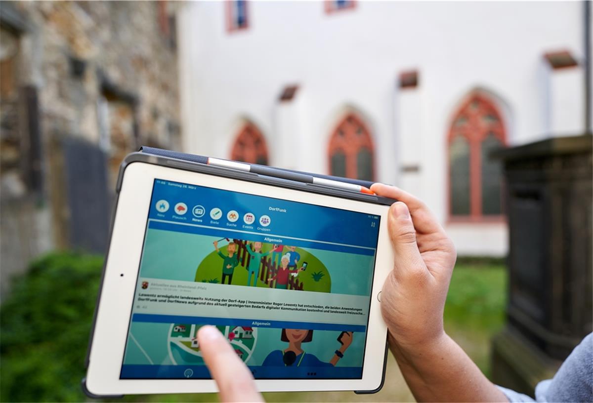 Schiffdorf: Politik denkt über Bürger-App nach Ein Mann zeigt auf einem Tablet die App "Dorffunk".