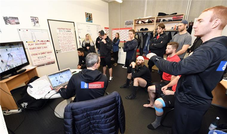 Rein in die Trainerkabine: App-User besuchen die Videoschulung der Pinguins Die App-User der Nordsee-Zeitung (im Hintergrund) sind bei der Videoschulung in der Trainerkabine dabei. Foto: Scheschonka