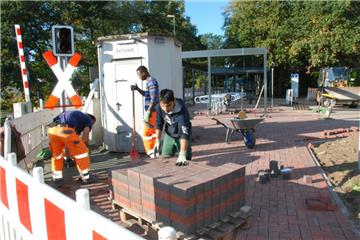 Die Arbeiten an den Bahnhöfen der Gemeinde Schiffdorf gehen wie hier in Sellstedt voran. Sie mussten aber immer wieder unterbrochen werden, weil das benötigte Material nicht rechtzeitig kam.  Fotos: 