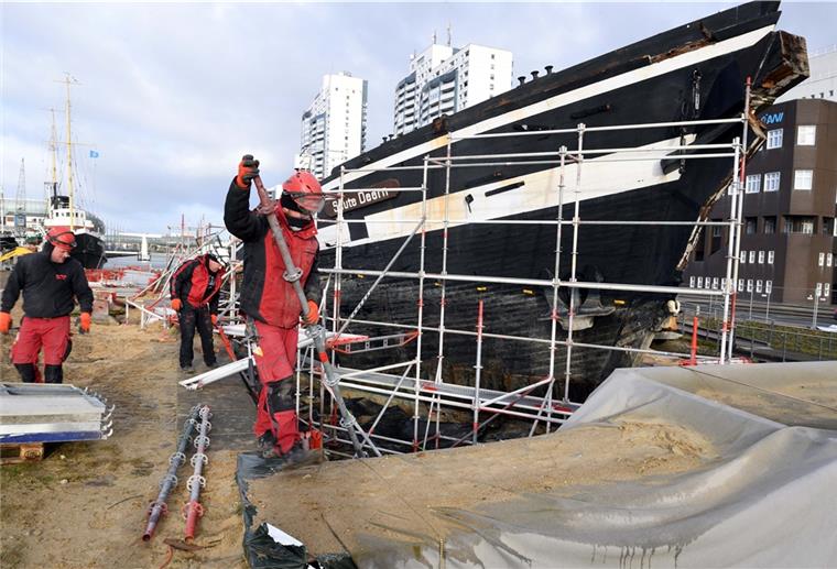 „Seute Deern“ wird eingerüstet Die Arbeiten an der „Seute Deern“ laufen. Das Wrack wird am Alten Hafen eingerüstet.