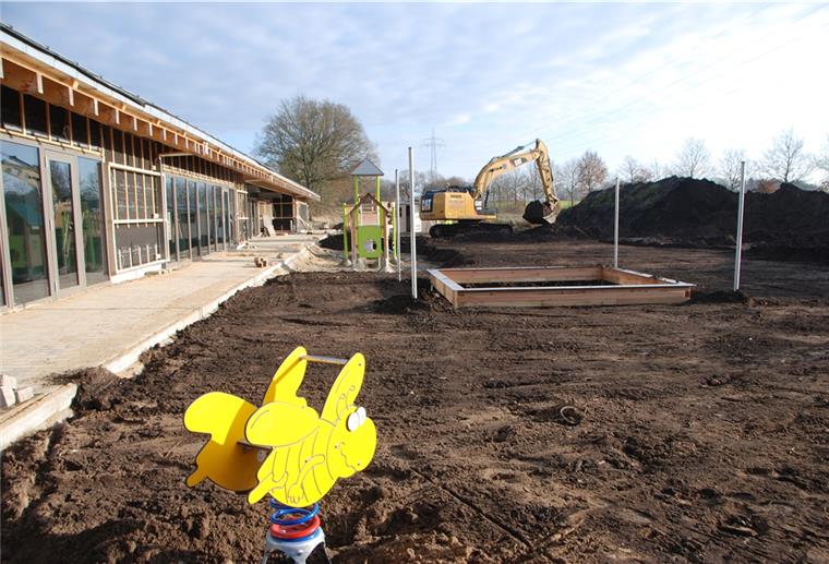 Bad Bederkesa: Kita „Sonnenblume“ besonders nachhaltig Die Arbeiten auf dem Außengelände der neuen Kindertagesstätte in Bad Bederkesa laufen auf Hochtouren. Die ersten Spielgeräte sind schon platziert.