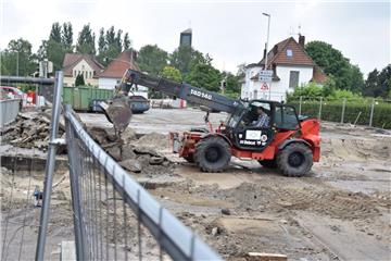 Die Arbeiten auf der Brückenbaustelle liegen im Zeitplan. Kommende Woche will die ausführende Baufirma Herdejürgen und Harmsen mit dem Abbruch des Bauwerks beginnen. Veranschlagt sind hierfür rund zwei Wochen.  