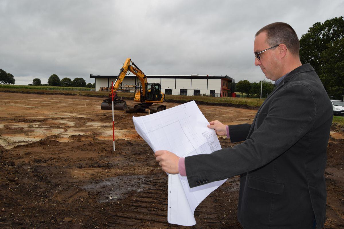 Global Logistic Group baut Firmengebäude in Debstedt Die Arbeiten haben begonnen. Mit-Inhaber Markus Freiknecht studiert den Plan, nach dem die Firma Global Logistic Group im Gewerbegebiet Debstedt errichtet werden wird.