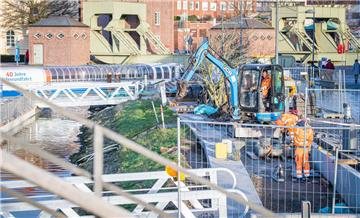 Die Arbeiter sind an der Steganlage  im Neuen Hafen in Bremerhaven wieder im Einsatz.