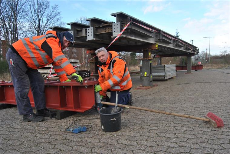 Bahn lässt bauen: In Geestemünde entsteht eine neue Brücke Die Arbeiter Walter Kolrep (links) und Gunnar Falkenthal montieren nördlich des Hauptbahnhofs die neue Brücke für die Parkstraße. Foto: Beschnitt