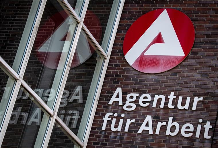Zahl der Arbeitslosen im Land Bremen gesunken Ein Schild weist auf die Agentur für Arbeit hin.