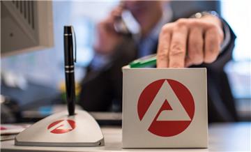 Die Arbeitslosigkeit in Bremen und Niedersachsen ist im September leicht gesunken, wie die Arbeitsagentur am Montag mitteilte. 