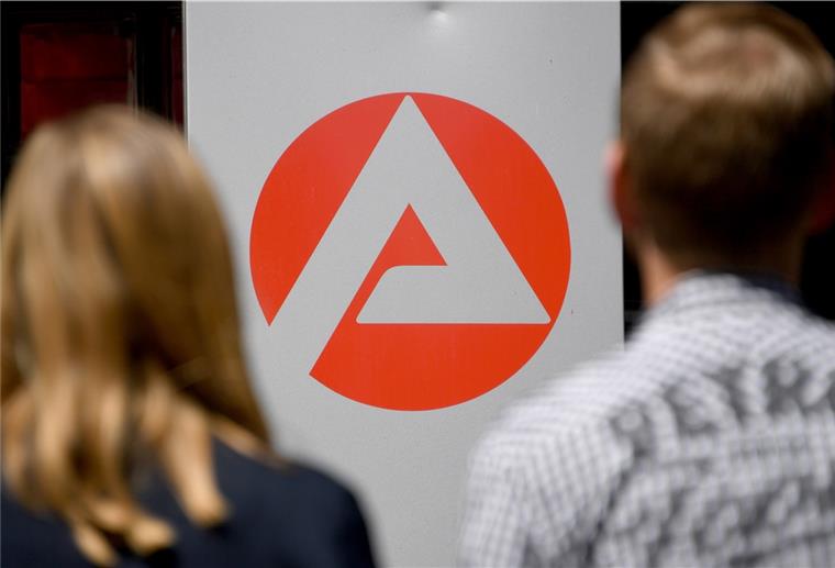 Land Bremen: Das sind die aktuellen Arbeitsmarktzahlen Zwei Personen stehen vor dem Logo der Agentur für Arbeit.