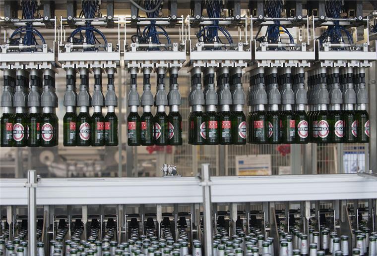 Kein frisches Bier: Brauereien in Bremen werden bestreikt Frisch abgefüllte Flaschen mit Beck's Bier werden in der Abfüllhalle der Brauerei Beck in Kästen gestellt.