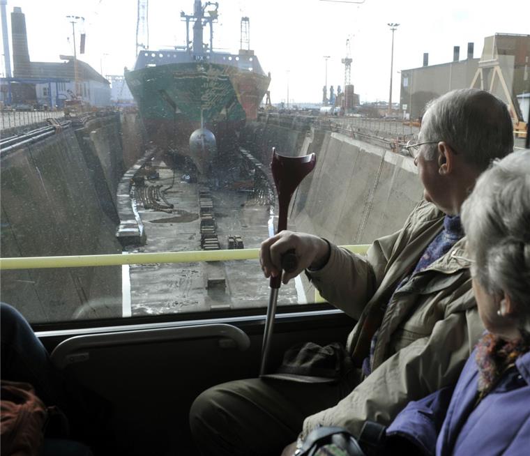 Die Arbeitswelt im Hafen ist für Touristen faszinierend. Nun soll darüber nachgedacht werden, wie sie noch näher daran teilhaben können.