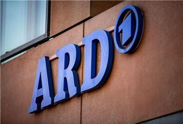 Das ARD-Logo hängt an einer Hauswand.