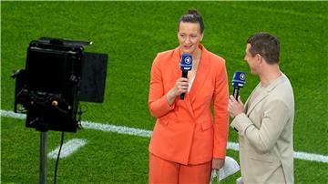 Die ARD mit TV-Expertin Almuth Schult und Moderator Alexander Bommes überträgt drei Achtelfinals - nicht allerdings das der DFB-Elf.