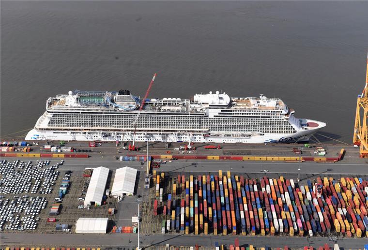 Mehr als 300 Handwerker an Bord: Dieses Mega-Kreuzfahrtschiff sorgt für mega Arbeit Die „Aroya“ liegt für den Umbau am Containerterminal.