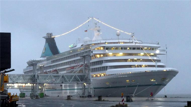 1000 Passagiere sitzen fest! Kreuzfahrtschiff kann Bremerhaven nicht verlassen Kreuzfahrtschiff an einer Kaje. Die „Artania“ blieb wegen Sturmtief „Detlef“ das gesamte Wochenende über in Bremerhaven. Trotzdem erlebten die Passagiere an Bord ein abwechslungsreiches Gala-Programm mit Konzerten und Shows.