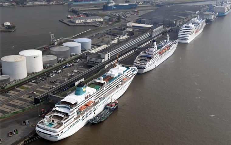 Die „Artania“, die „Amadea“ und die „Albatros“ an der Columbuskaje in Bremerhaven. Sonntag kommt noch die „Deutschland“ hinzu.  