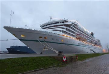Das Kreuzfahrtschiff "Artania" liegt an der Kaje.
