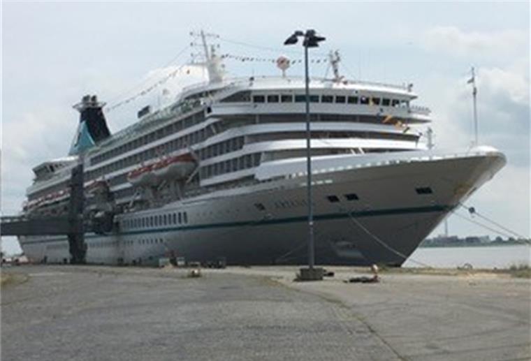 Die „Artania“ liegt am Donnerstag wieder in Bremerhaven.