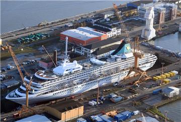 Die "Artania" liegt  im Dock der Lloyd Werft. Heute wird das Wasser wieder eingelassen. 