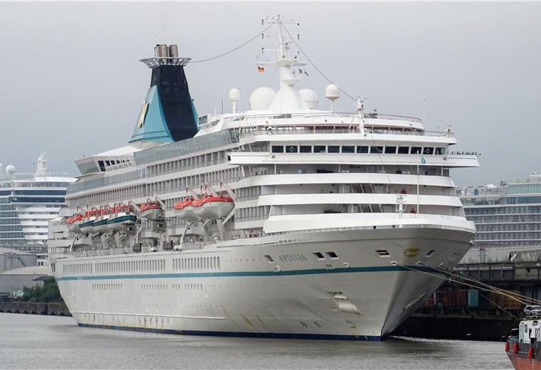 „Artania“ muss in Bremerhaven bleiben Die „Artania“ liegt im Verbindungshafen auf, im Hintergrund liegen die „Iona“ und die „Mein Schiff 5“ an der Columbuskaje.