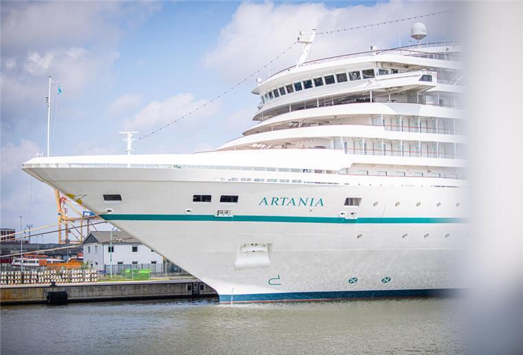 Besser benehmen: Wofür man auf Kreuzfahrtschiffen von Bord fliegen kann Die „Artania“ steuert regelmäßig Bremerhaven an.