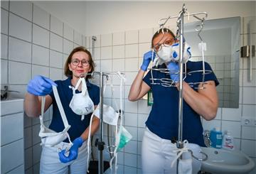 Die Arztinnen Corinna Foerster (links) und Ingrid Mangels brauchen Atemschutzmasken und Schutzanzüge.