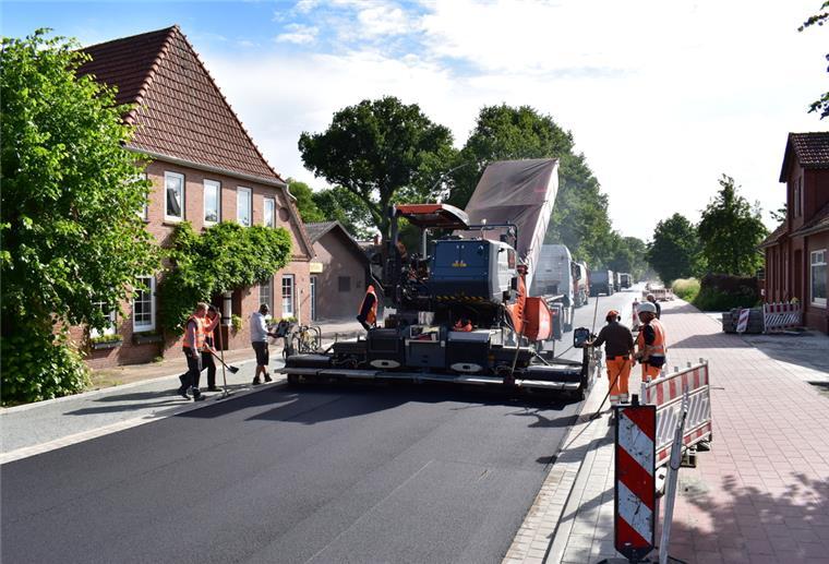 Restarbeiten auf Großbaustelle: B71 bleibt noch länger gesperrt Die Asphaltkolonne arbeitet sich im Schneckentempo über die 1,2 Kilometer lange Ortsdurchfahrt von Kirchwistedt.