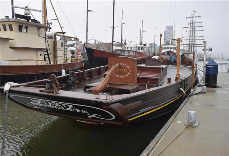 Die "Astarte" im Neuen Hafen. Der Finkenwerder Hochseekutter muss in die Werft. Montag nimmt das Schiff - die Masten sind eingelagert - mit Motorkraft Kurs auf Ditzum an der Ems. Foto: Rabbel