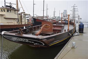 Die "Astarte" im Neuen Hafen. Der Finkenwerder Hochseekutter muss in die Werft. Montag nimmt das Schiff - die Masten sind eingelagert - mit Motorkraft Kurs auf Ditzum an der Ems. Foto: Rabbel