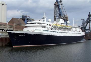 Ein Kreuzfahrtschiff liegt im Hafen.  Die „Astoria“ wurde jetzt in Rotterdam für 200.000 Euro versteigert.