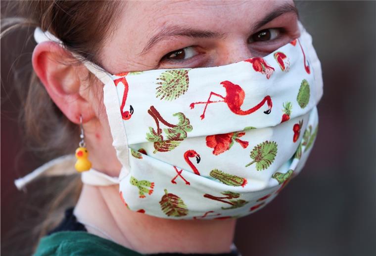 Ausatmen unterm Mundschutz: Ist das gefährlich? Die Atemluft unter Alltagsmasken ist für alle ungefährlich - im Netz hatten sich anders lautende Gerüchte verbreitet.