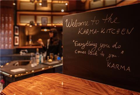 Die auf Schiefertafeln geschriebenen Lebensweisheiten unterstreichen das Konzept von KARMA-KITCHEN und schaffen eine vertrauensvolle Atmosphäre entspannter Gastlichkeit.