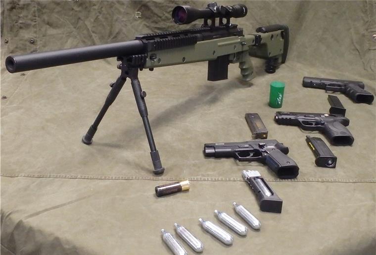 Die aufgefundenen Waffen nebst Munition. 