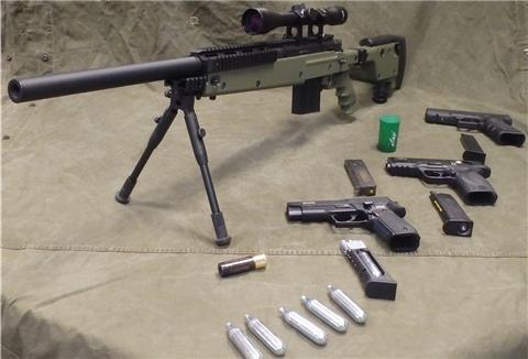 Die aufgefundenen Waffen nebst Munition. 