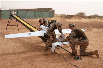 Die Aufklärung wird für Soldaten aus Seedorf im Norden Malis im Mittelpunkt stehen. Hier bereitet die Bundeswehr eine Drohne für den Start vor. Das Fluggerät soll UN-Truppen bei der Aufklärung im Kampf gegen islamistische Rebellen im Norden Malis helfen.  