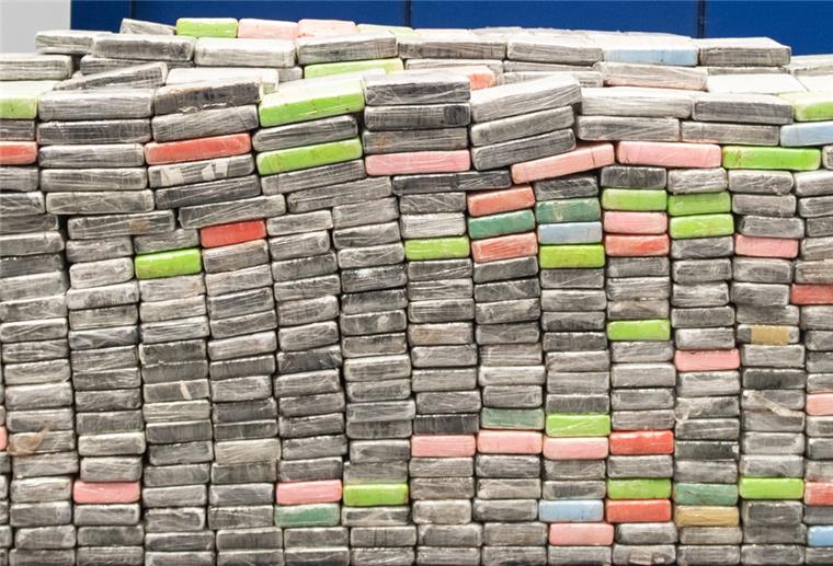 Die Aufnahme zeigt sichergestellte Kokainpakete aus einem Fund in Hamburg. In Bremerhaven soll in diesem Jahr so viel Kokain sichergestellt worden sein wie noch nie. Die Ermittler aber schweigen dazu.